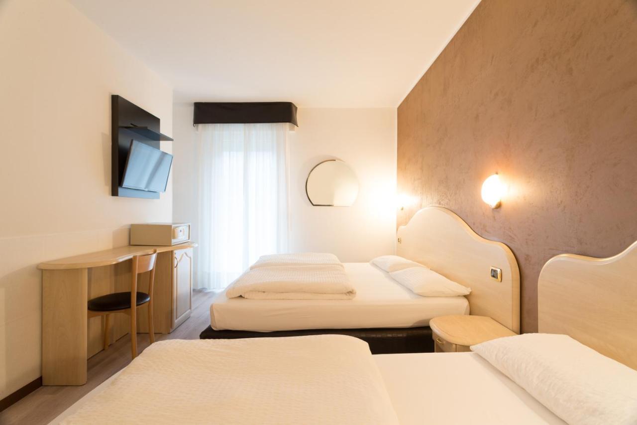 Standard Dreibettzimmer mit Balkon