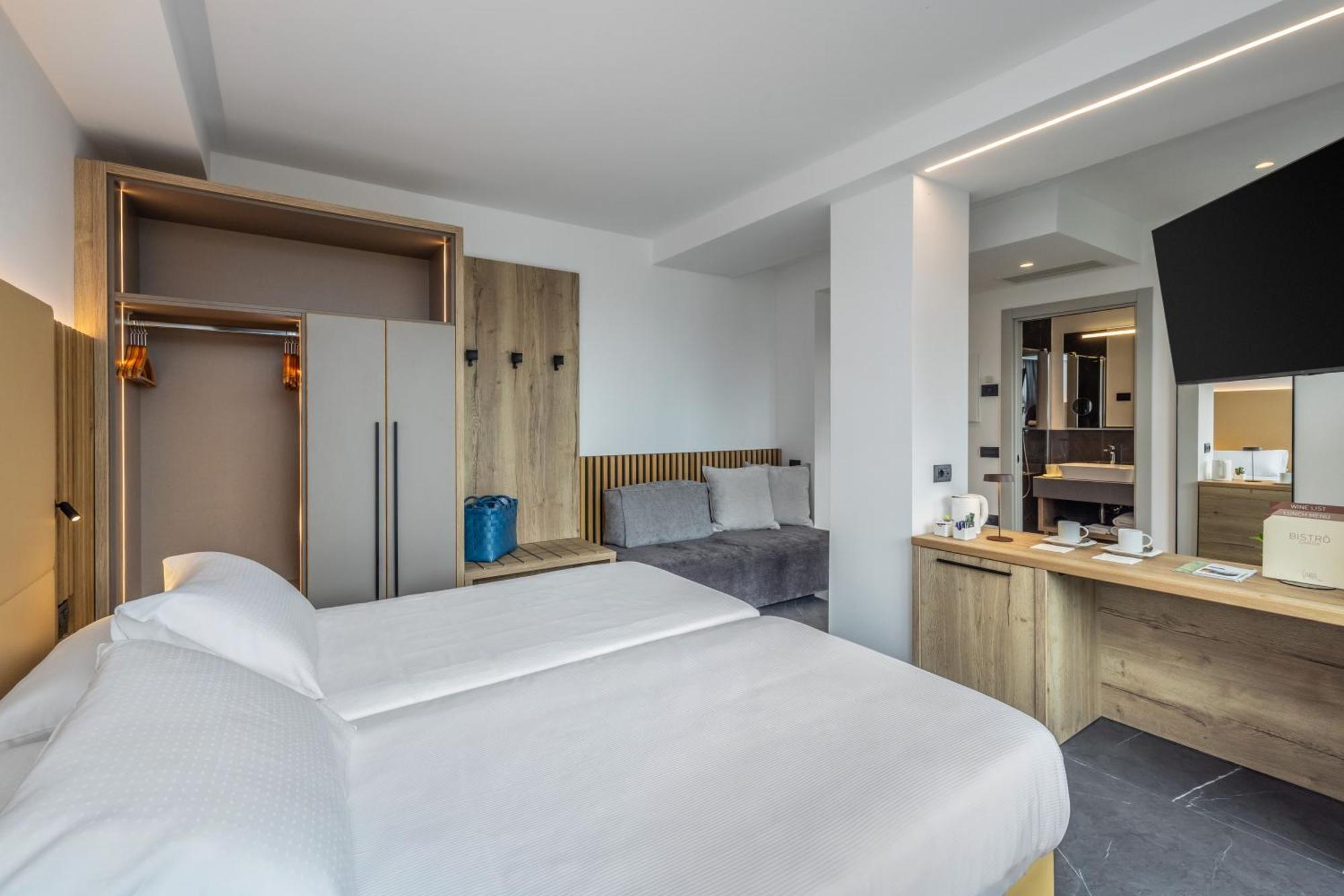 Superior Large Double Room with Balcony,1618820718:JPEG